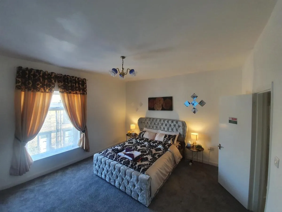 Holiday home King Bed Premium Luxury Suite + Free Parking + Free Fast Wifi Morley  United Kingdom